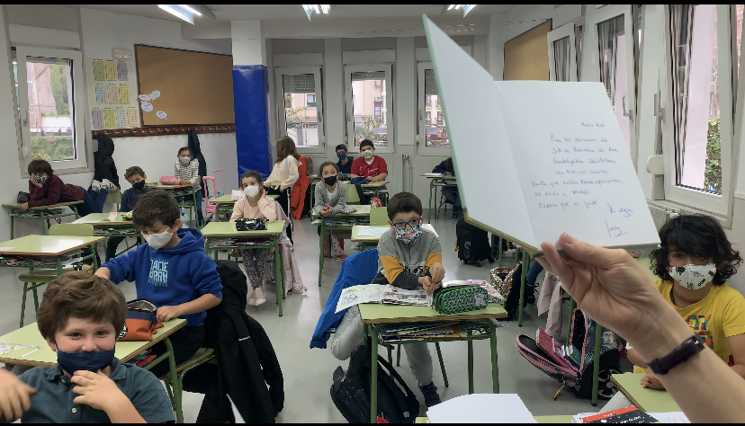 Los alumnos de tercero de primaria agradecidos con el detalle de Juana Cortés.